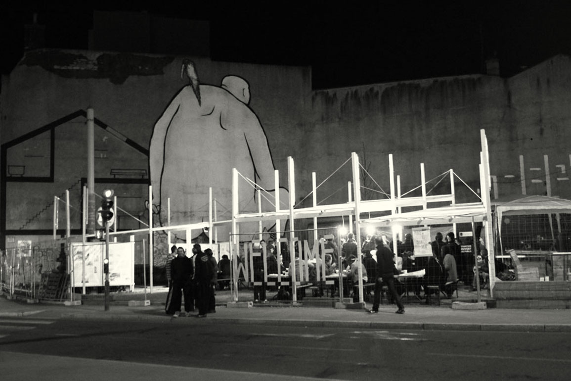 The giant and the helping hand at the street corner