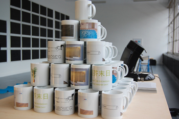 Le catalogue de l'exposition, une collection de 10 mugs par Les éditions extraordinaires, © Les commissaires anonymes 